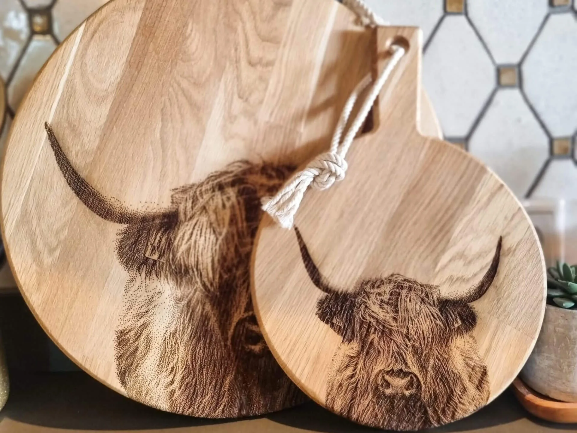 42e282dd-d636-4c48-b0f9-83b1354145b2-PhotoRoom (10) Borrelplank met Schotse Hooglander Eiken