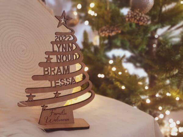 Houten kerstboom met namen