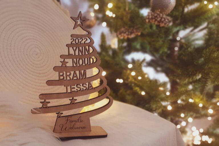 Houten kerstboom met namen