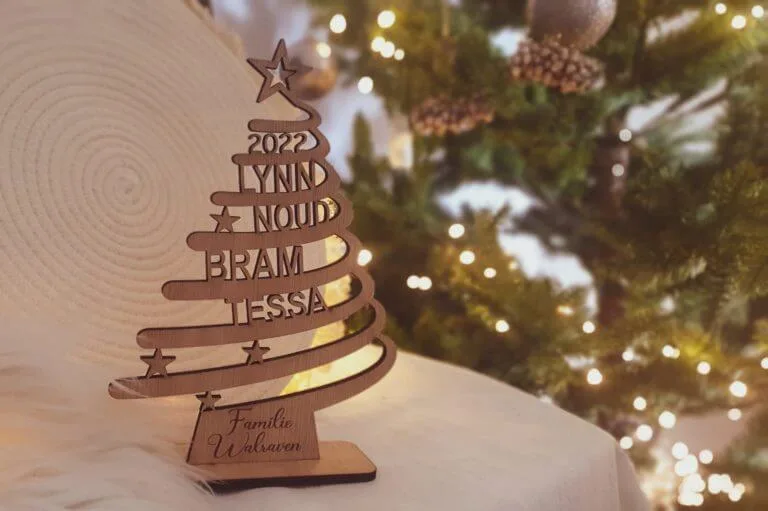 Houten kerstboom met namen