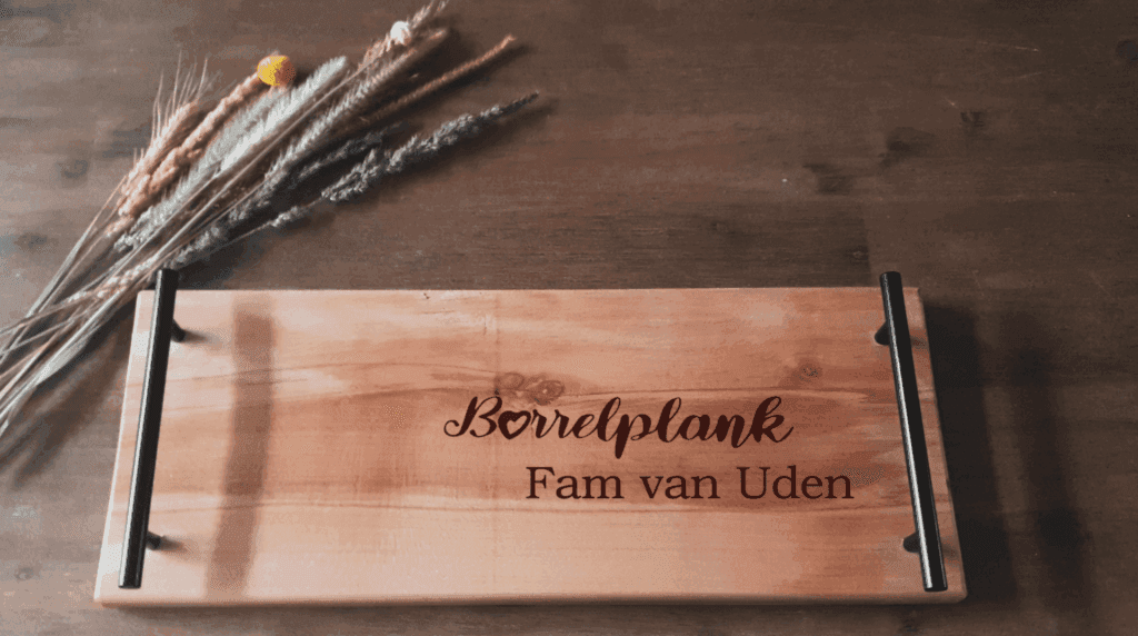 Tapasplank met stalen handvaten
