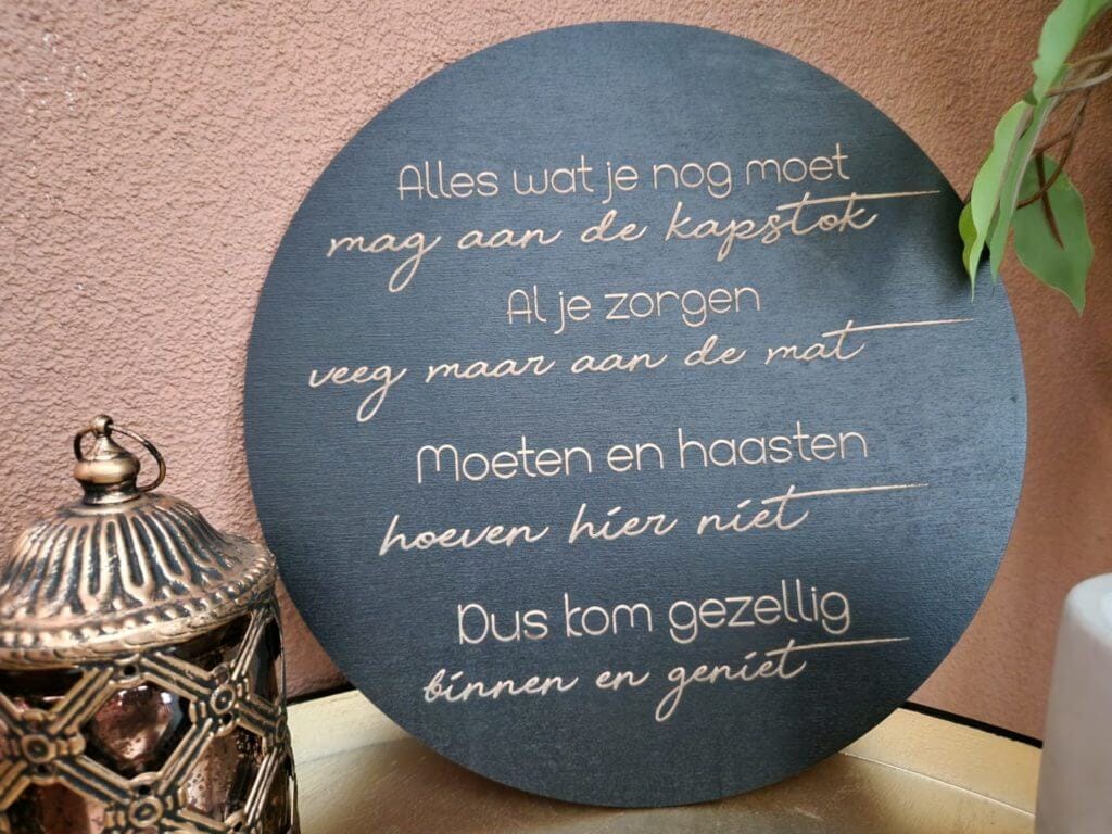 Houten muurcirkel met tekst