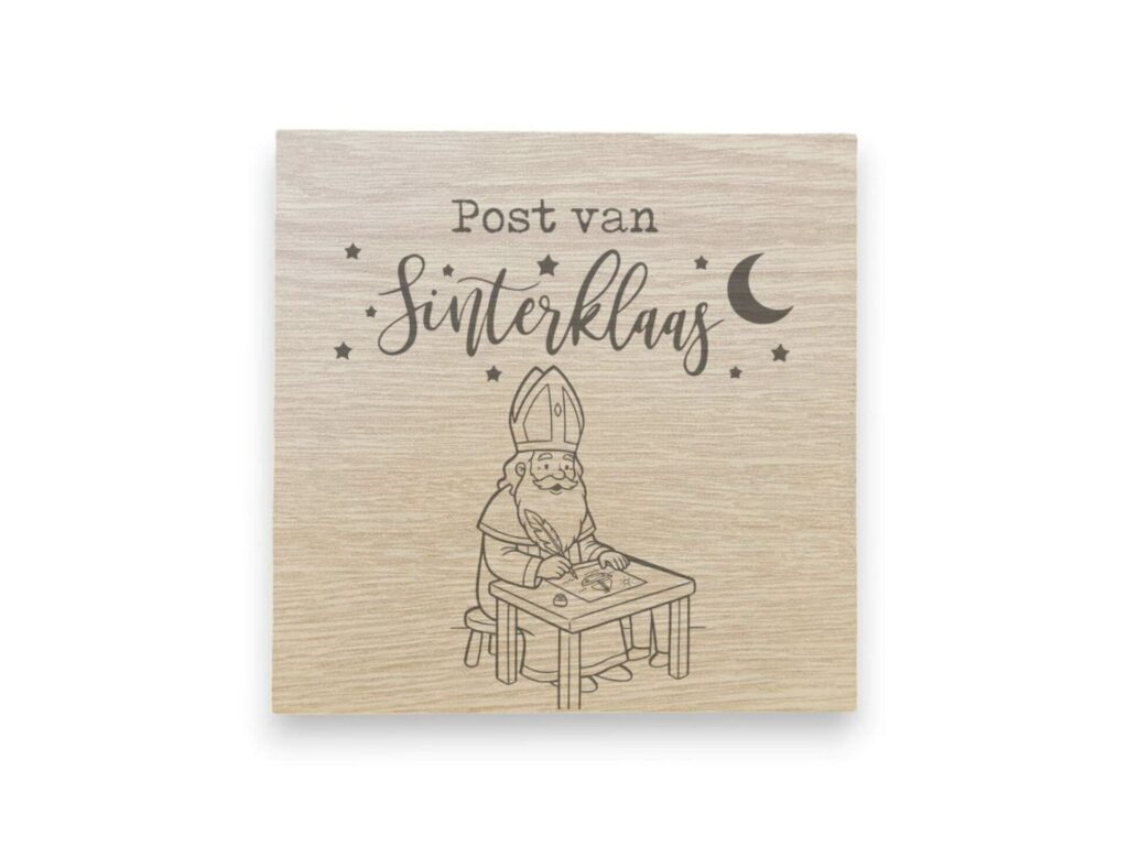 Houten kaartje eikenfineer – Post van Sinterklaas op witte achtergrond